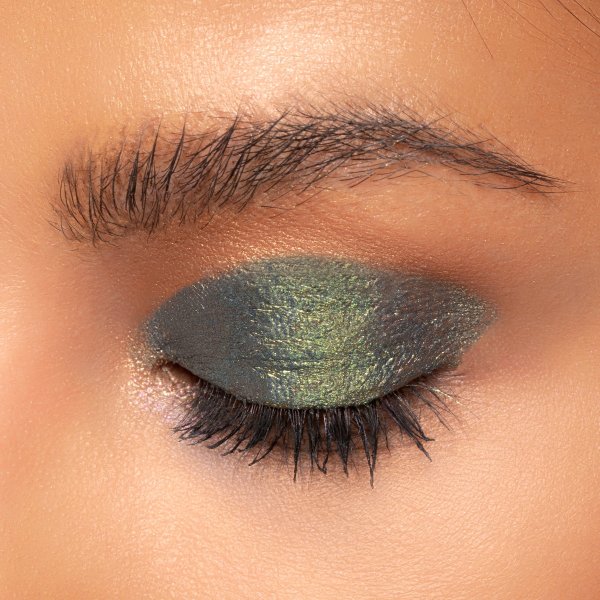 Mineral Wear Diamond Melt-allic Model, closeup of eyeshadow on lid in shade Golden Emerald