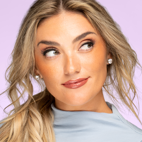1712802 Mineral Wear Diamond Gloss | model wearing gloss, whole face